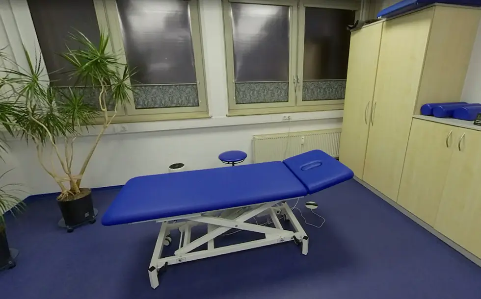 Praxis Behandlungsraum Massageliege